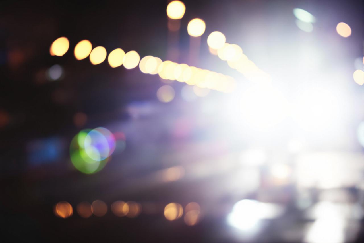 【独家】某顶流明星深夜被拍与神秘女子同乘豪车，粉丝炸锅！